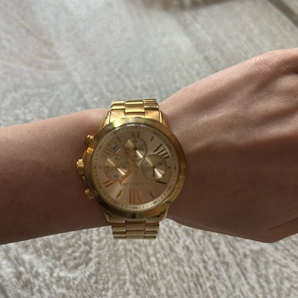 Michale kors watch 

No tarnishes or any messed up areas.

Replace batteries.